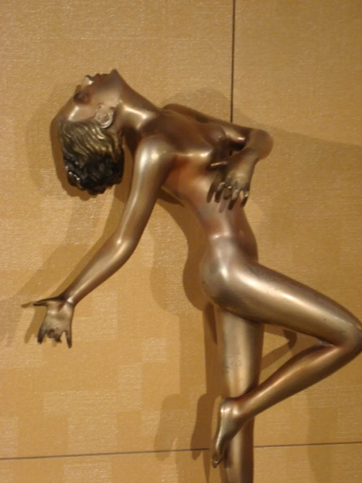 scultura antica in posa elegante, di josef lorenzl