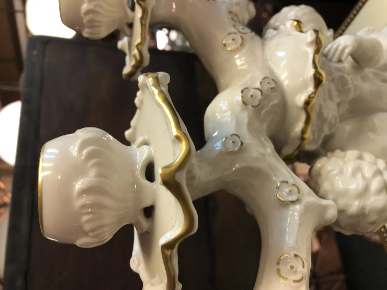 Ceramica antica con dettagli dorati intricati