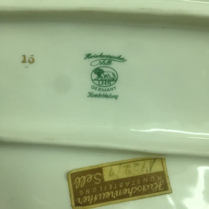 Antike Hutschenreuther Selb Keramik mit klaren visuellen Details und klassischem Stil.