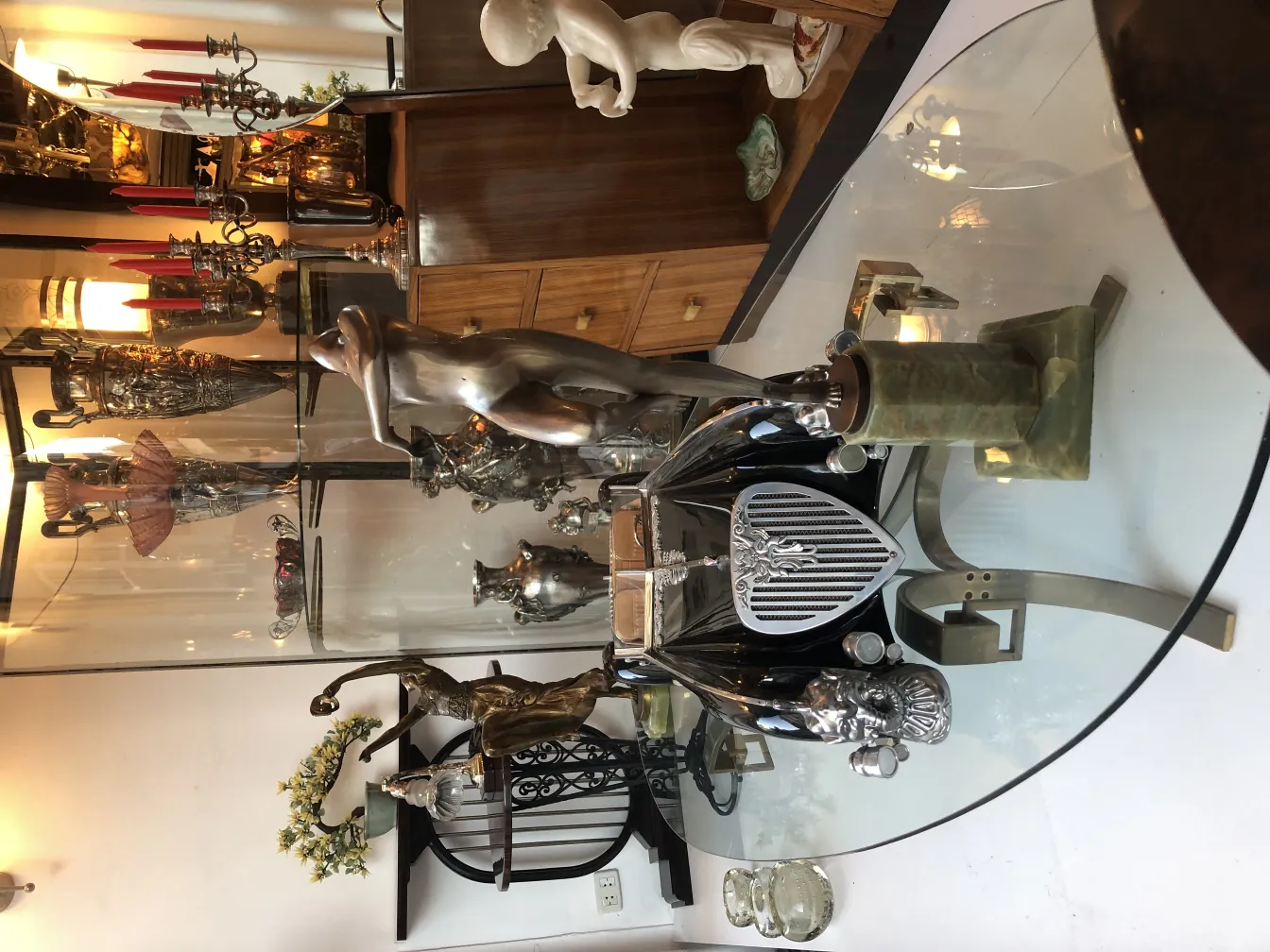 Escultura antiga em um ambiente elegante com detalhes metálicos