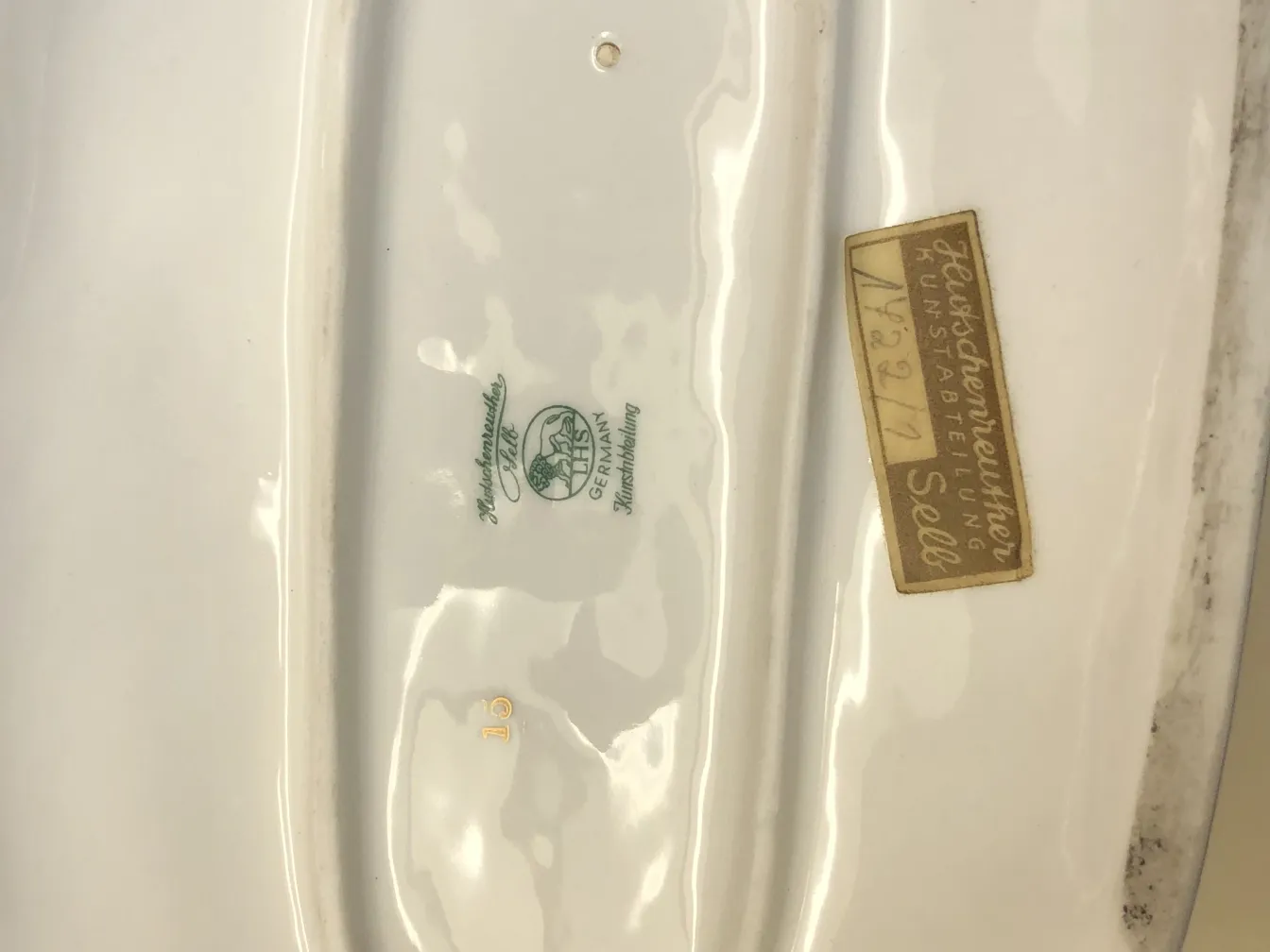 Ceramica antica decorata con dettagli eleganti e uno sfondo morbido.