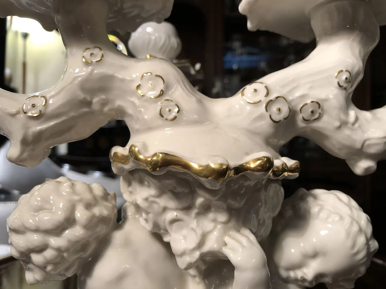 Ornamento de cerâmica antiga com detalhes dourados.