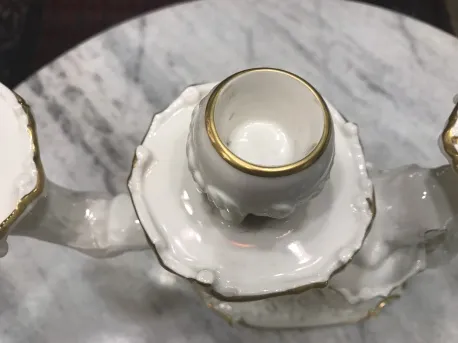 古い陶器のキャンドルスタンド、金のアクセント付きの大理石の上。