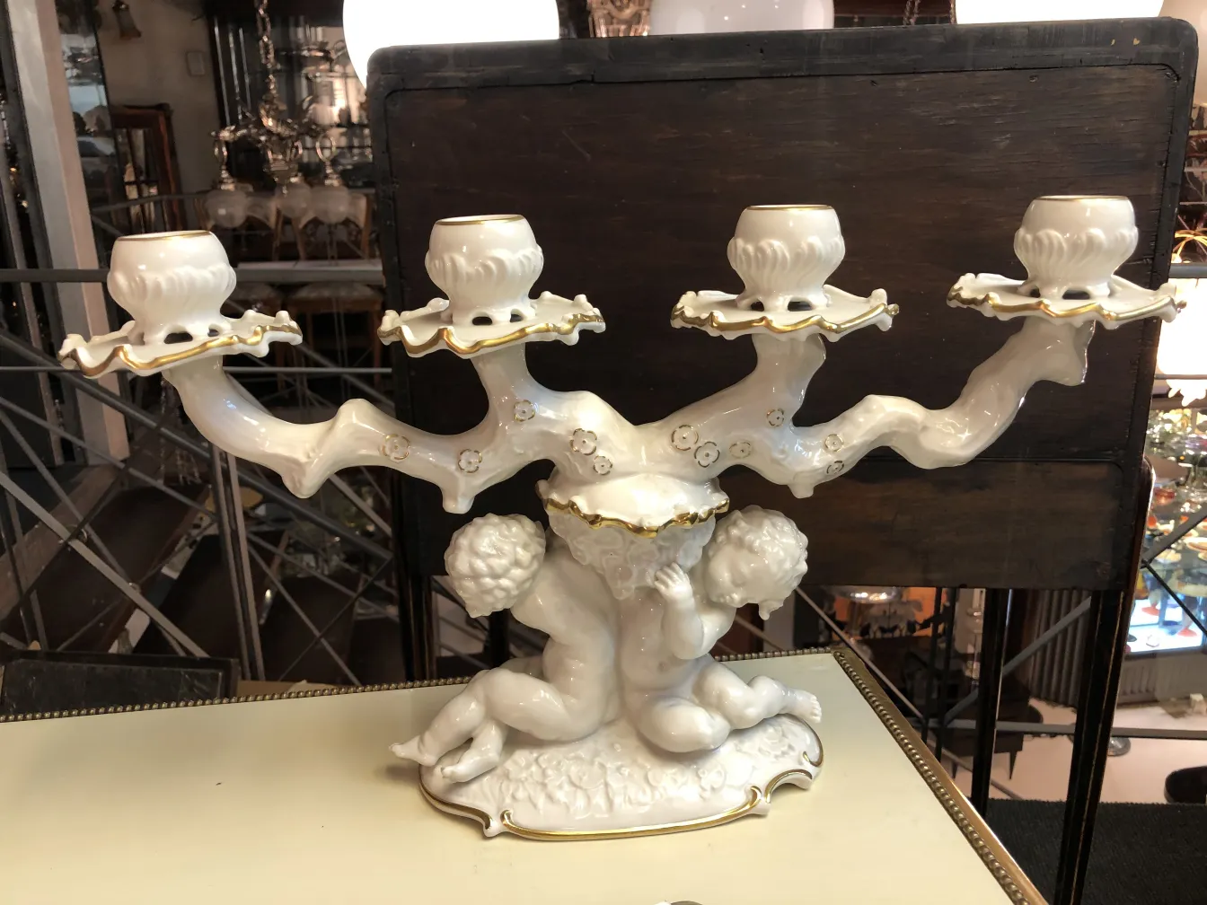 Candelabre ancien en céramique avec accents dorés et figures d'enfants