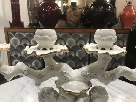 candelabro de cerâmica antiga com detalhes florais