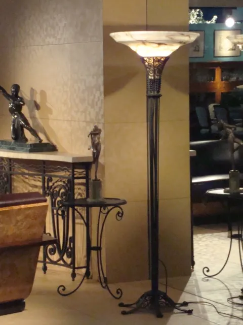 Alte Skulptur in einem Raum mit Lampe und Dekor