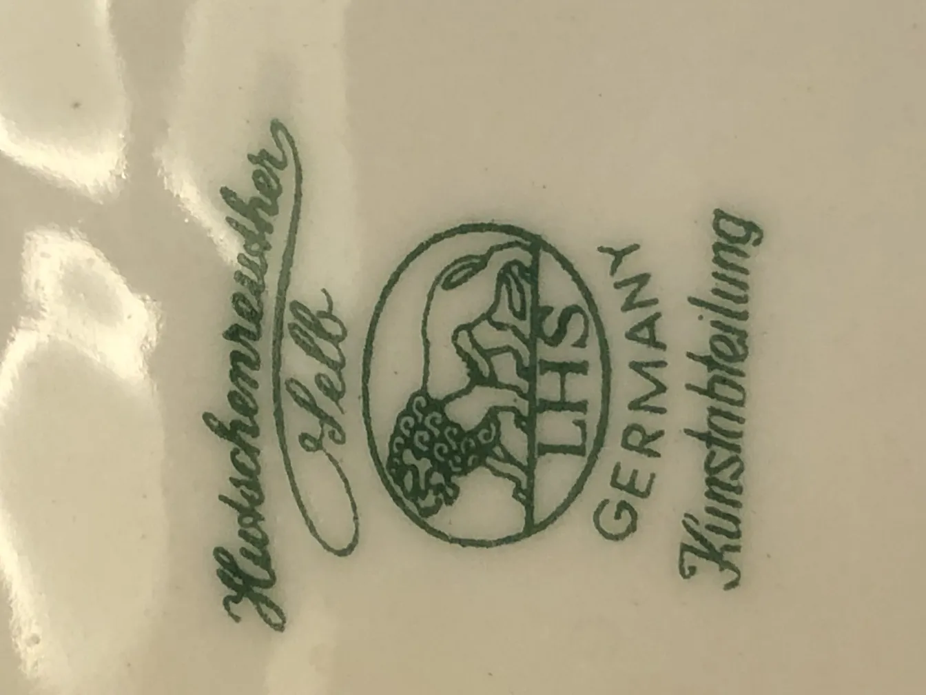 带有绿色标记和德国细节的古老陶瓷。