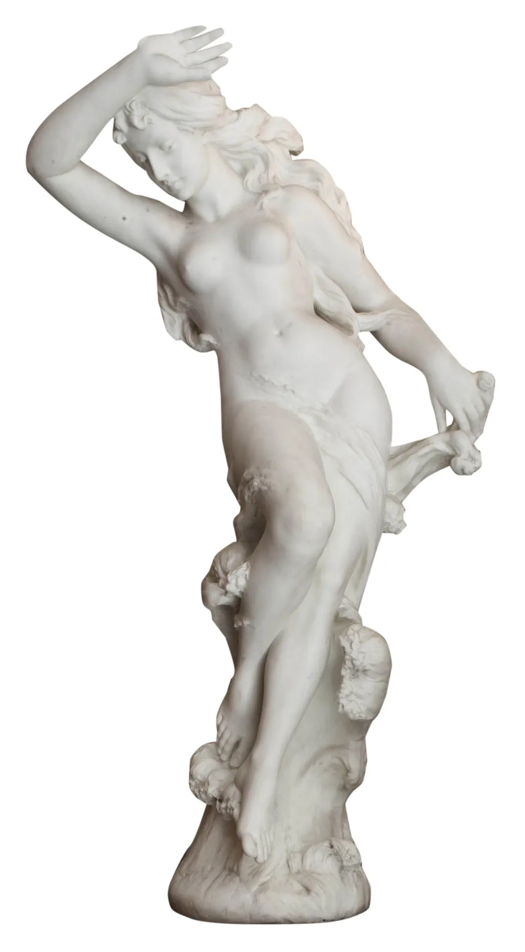 bela escultura antiga mostrando figura feminina em movimento