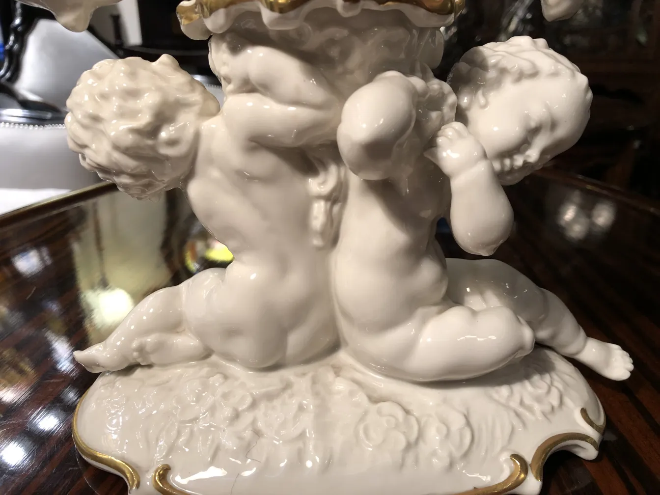 Figura antigua de cerámica con detalles delicados en relieve