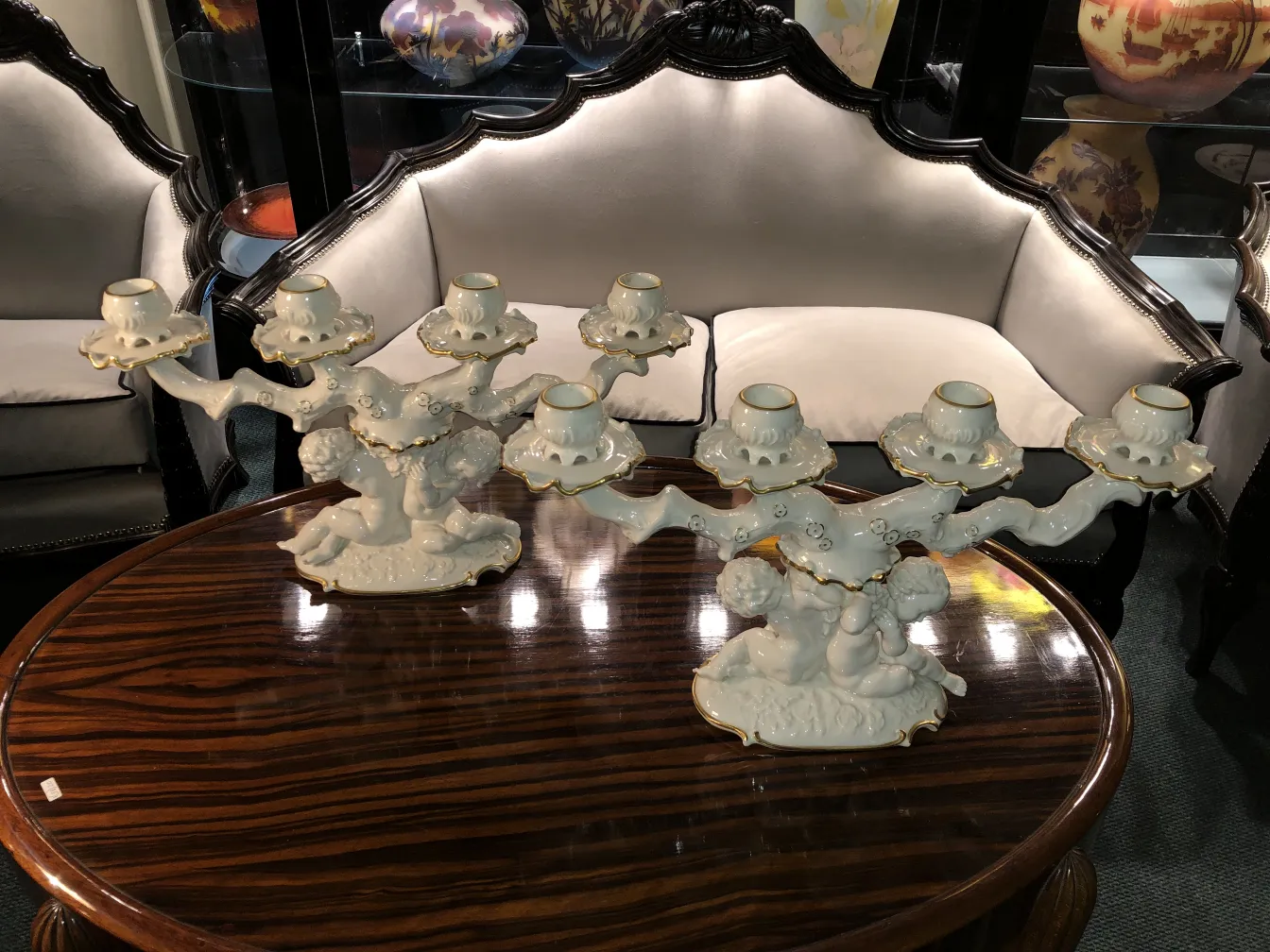 Candelabre ancien en céramique blanche avec accents dorés