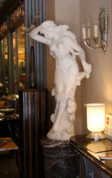 escultura antiga de figura feminina em ambiente elegante