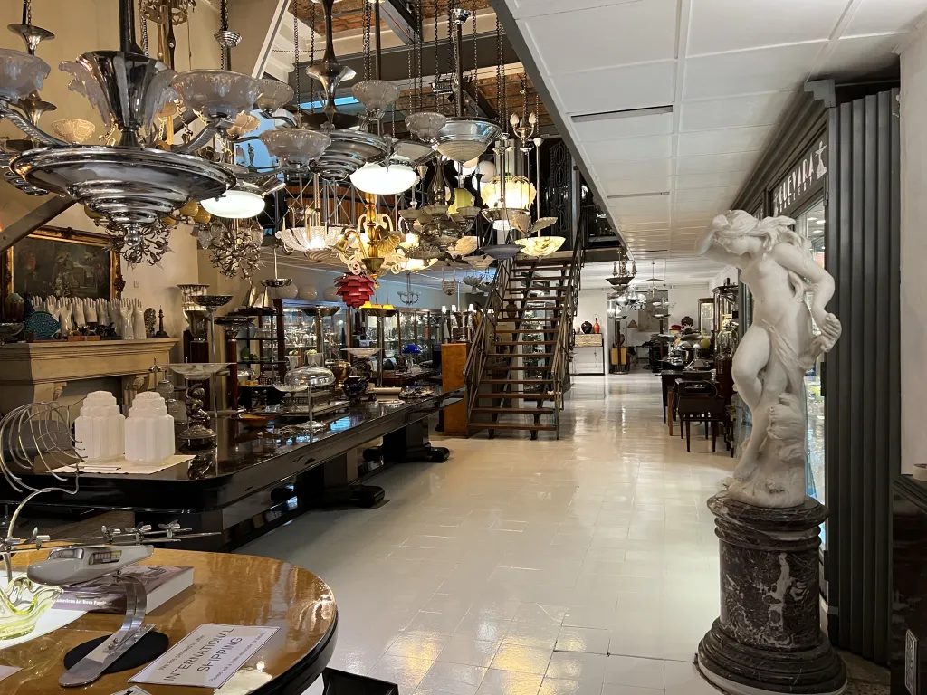 sculpture ancienne avec des détails élégants dans une galerie remplie d'art