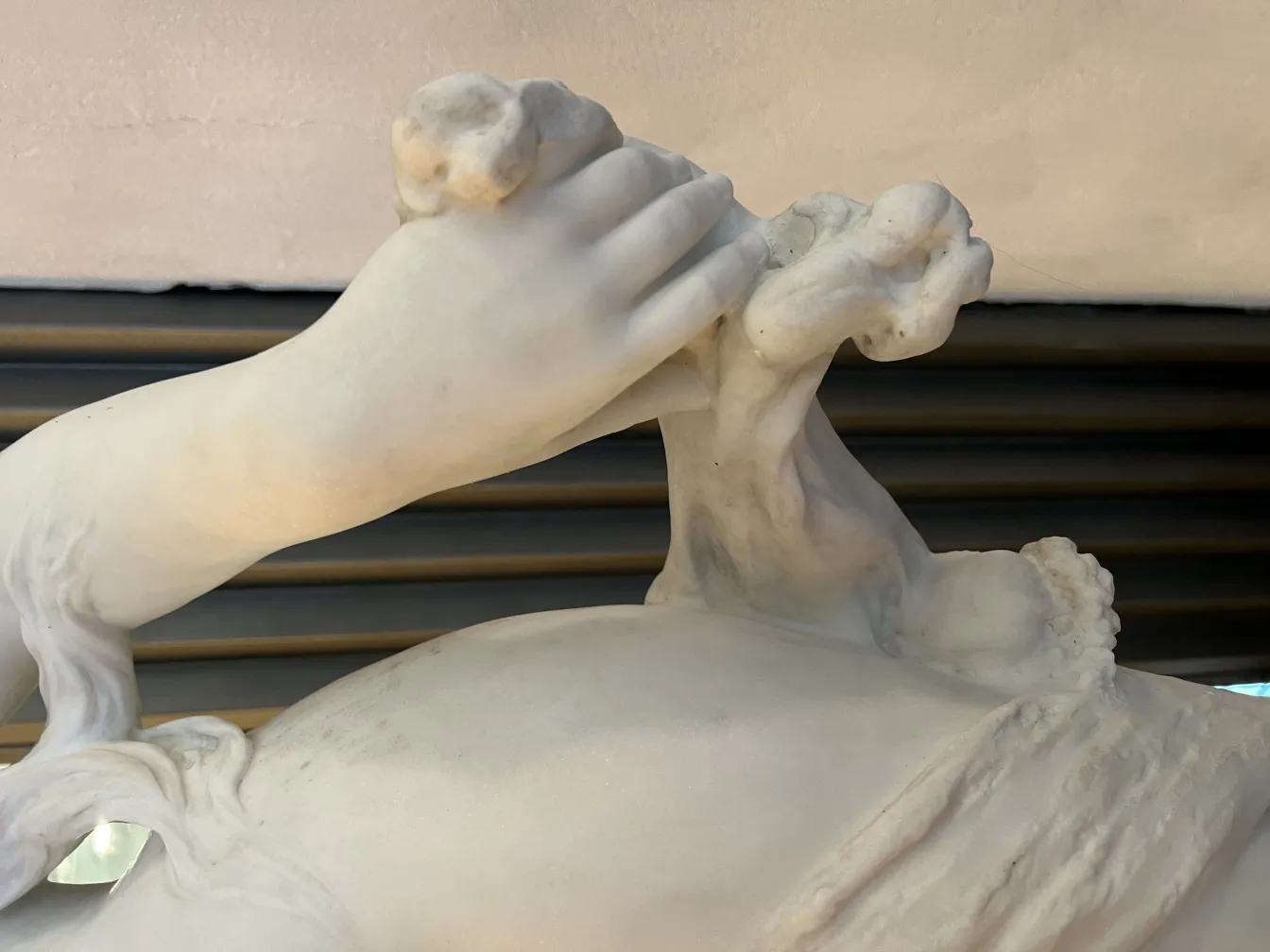 sculpture ancienne avec des mains détaillées et expressives