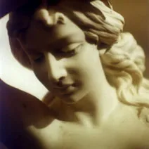 scultura antica con dettagli fini ed espressione serena