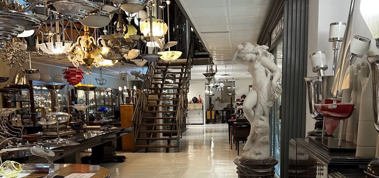 scultura antica di A. Piazza, figura elegante in sala alla moda