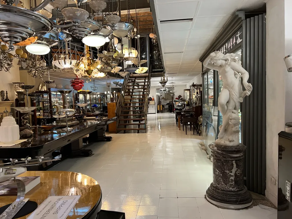 escultura antigua de figura masculina con detalles finos