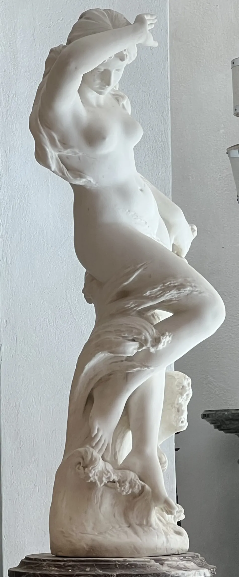 scultura antica di A. Piazza in un contesto neutro