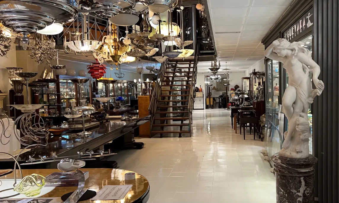 A. Piazza的雕塑在古董环境中