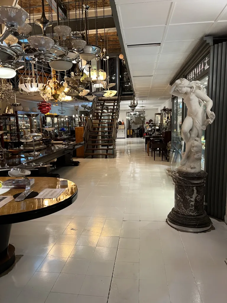 Scultura antica di figura maschile in un negozio di antiquariato.