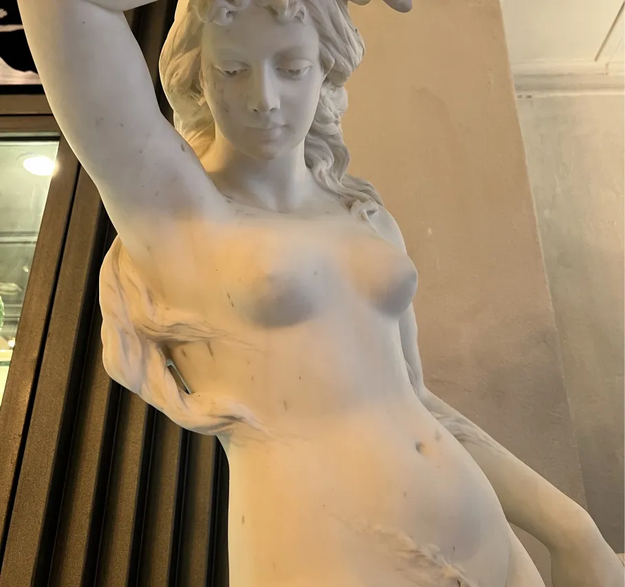 scultura antica di donna con dettagli nei capelli