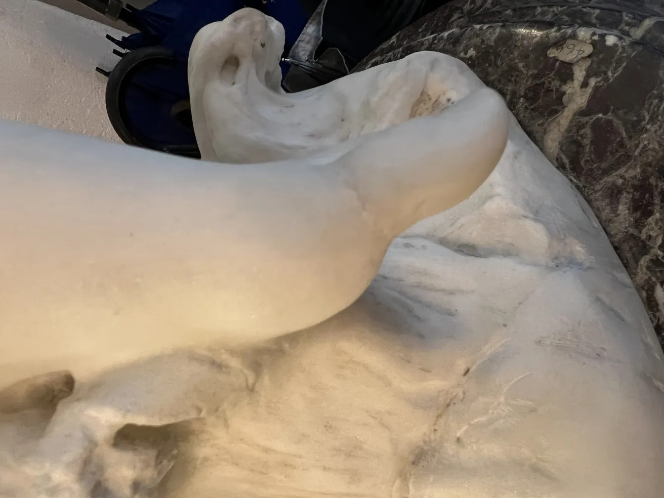 détail de la sculpture ancienne de A. Piazza avec des formes douces