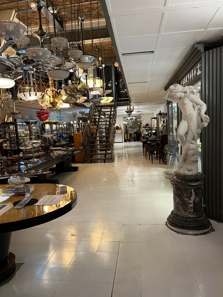 古代彫刻 a. piazza，女性の形を示し，店内で