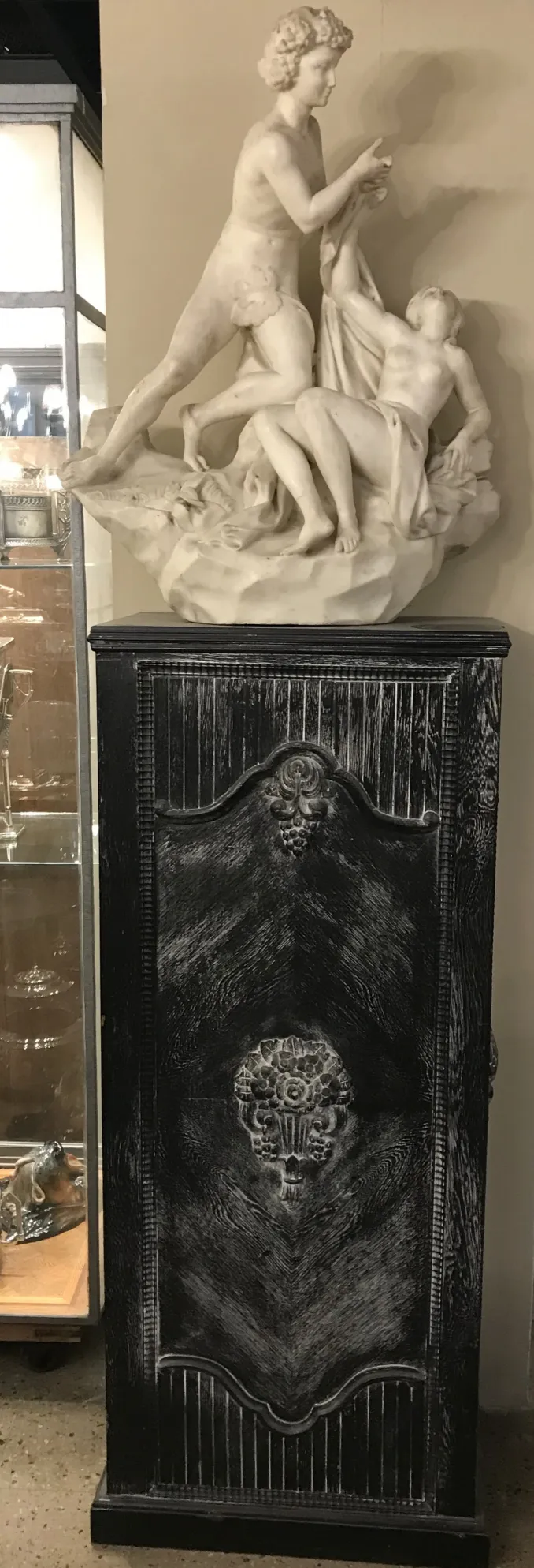 colonne antique avec détails décoratifs et fond élégant