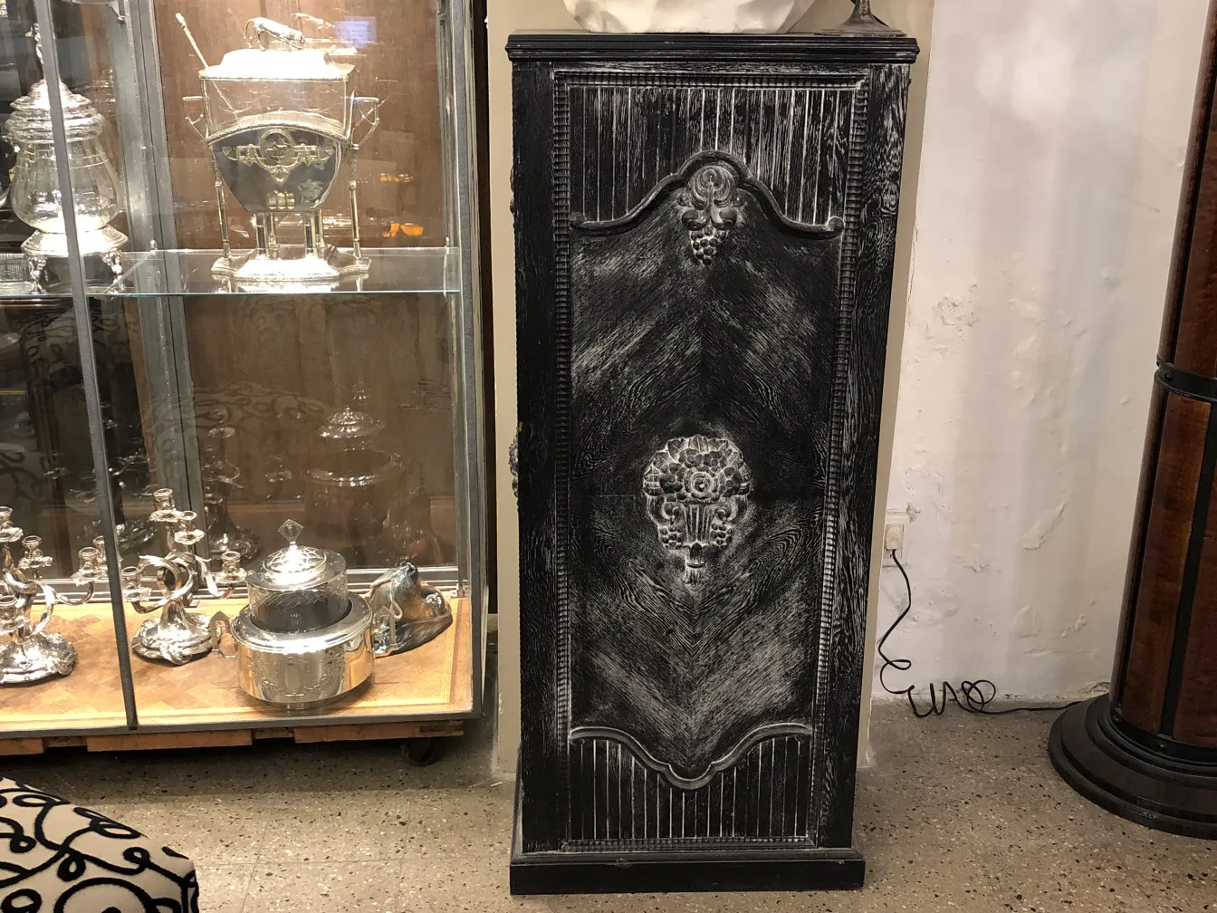 Coluna antiga com acabamento decorativo elegante e detalhes.