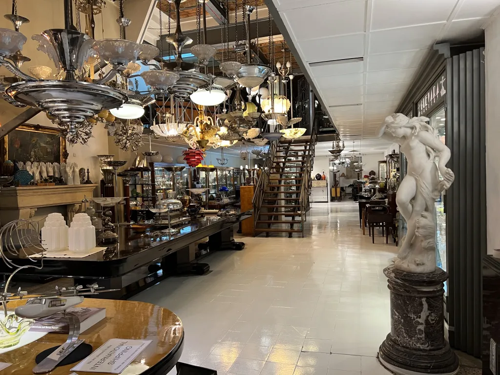 escultura antigua de figura humana en una tienda de antigüedades