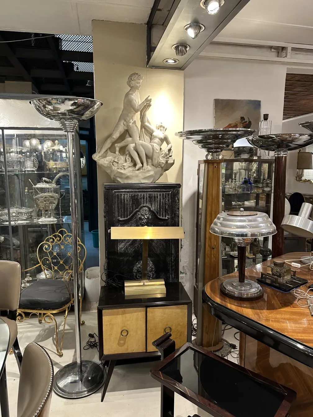 columna antigua con detalles decorativos, fondo de antigüedades