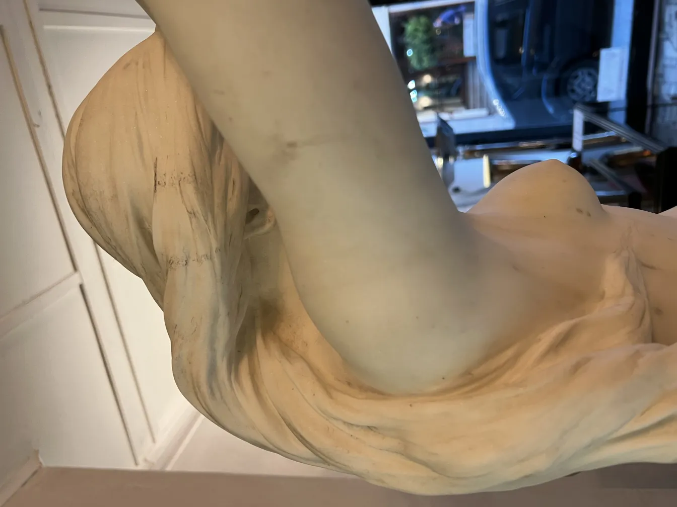 Detaillierte antike Skulptur von A. Piazza mit sanften Formen.