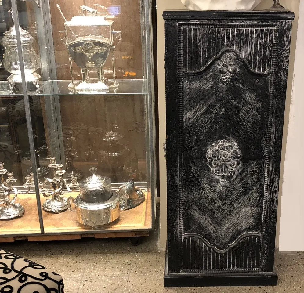 colonne antique décorative dans un environnement d'antiquités