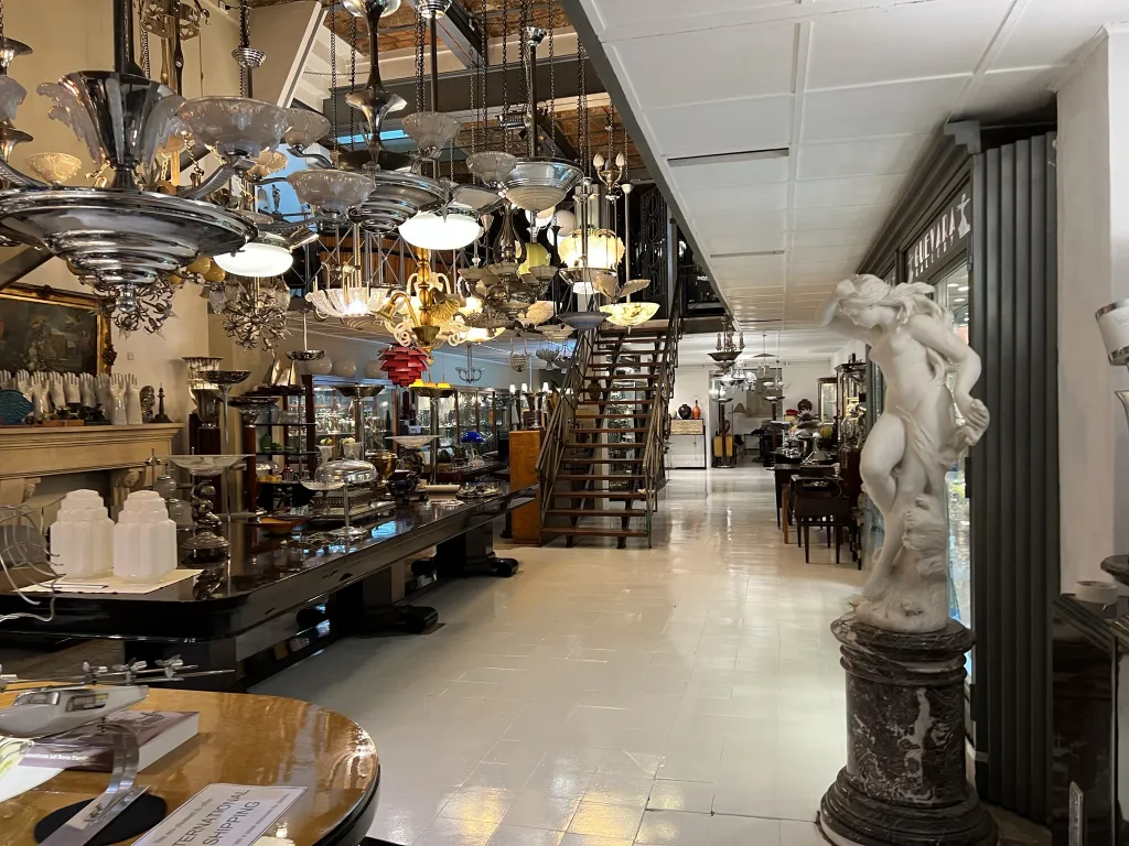 明亮的古董房间里的古董白色雕塑