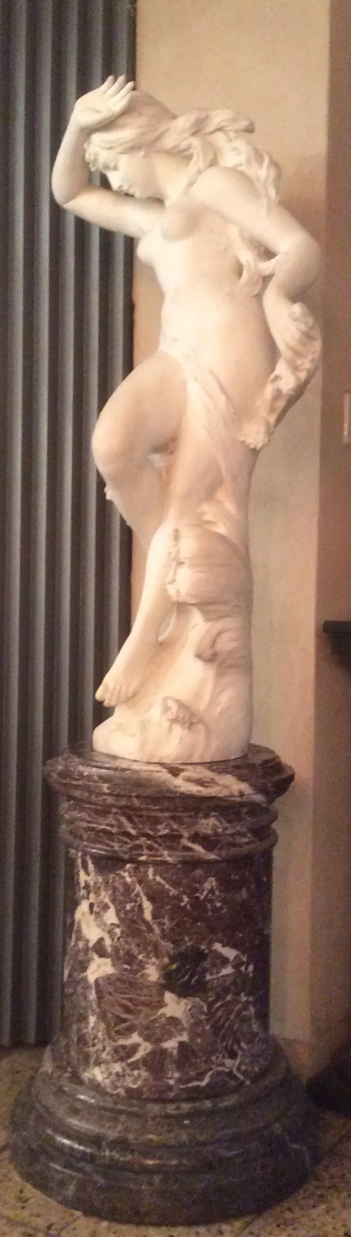 femme sculptée avec une peau douce dans un cadre élégant