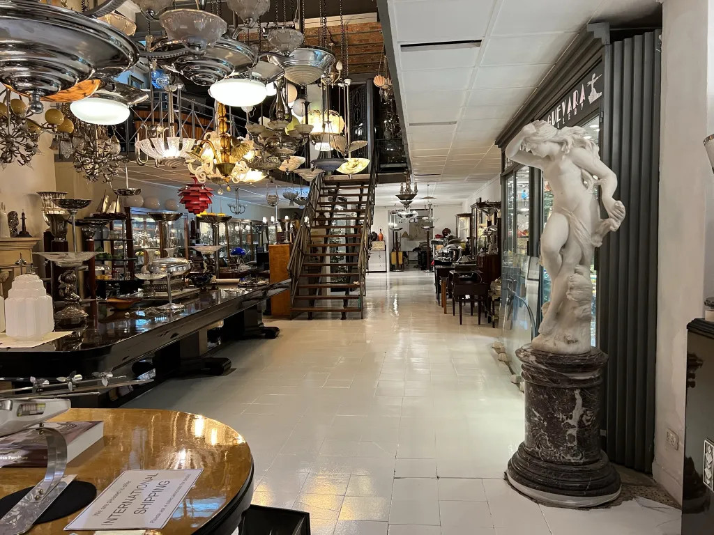 Escultura antigua de Antonio Piazza en una tienda de antigüedades