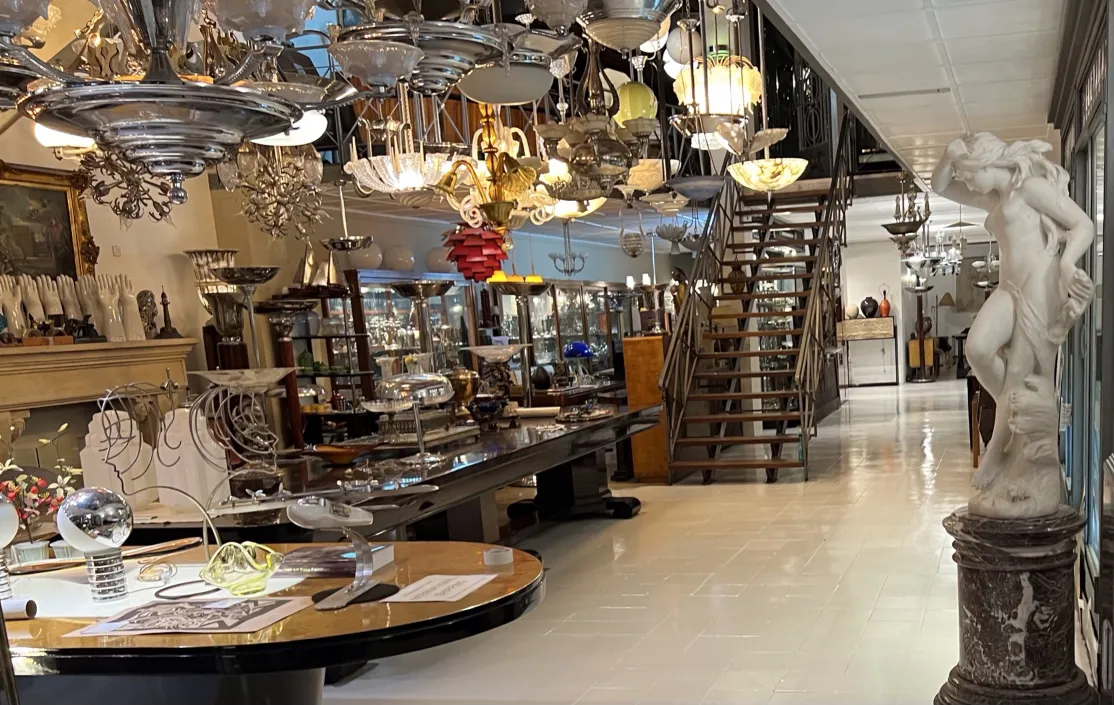 古代彫刻 a. piazza 明るいギャラリーに装飾品に囲まれて