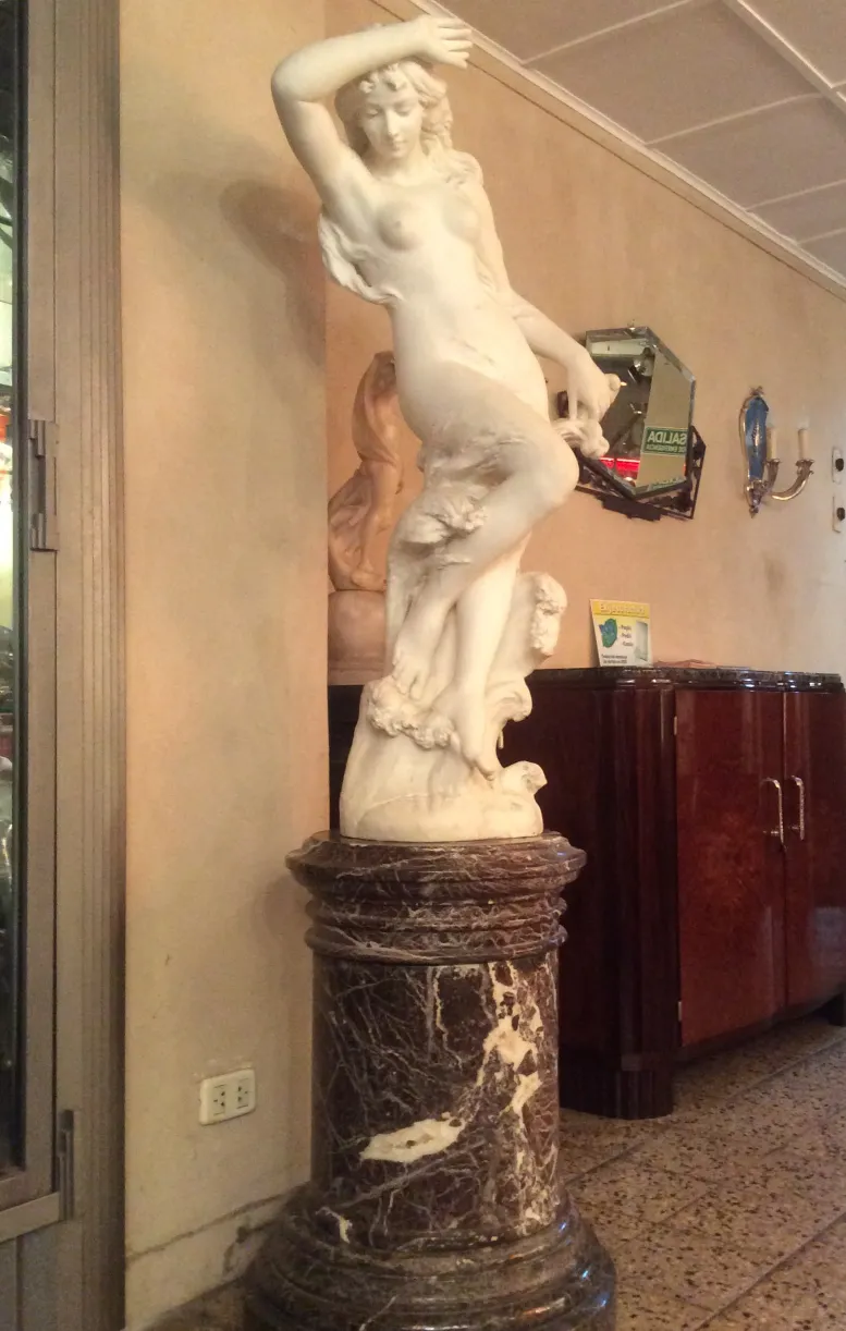 sculpture antique de figure féminine a. piazza dans un cadre classique