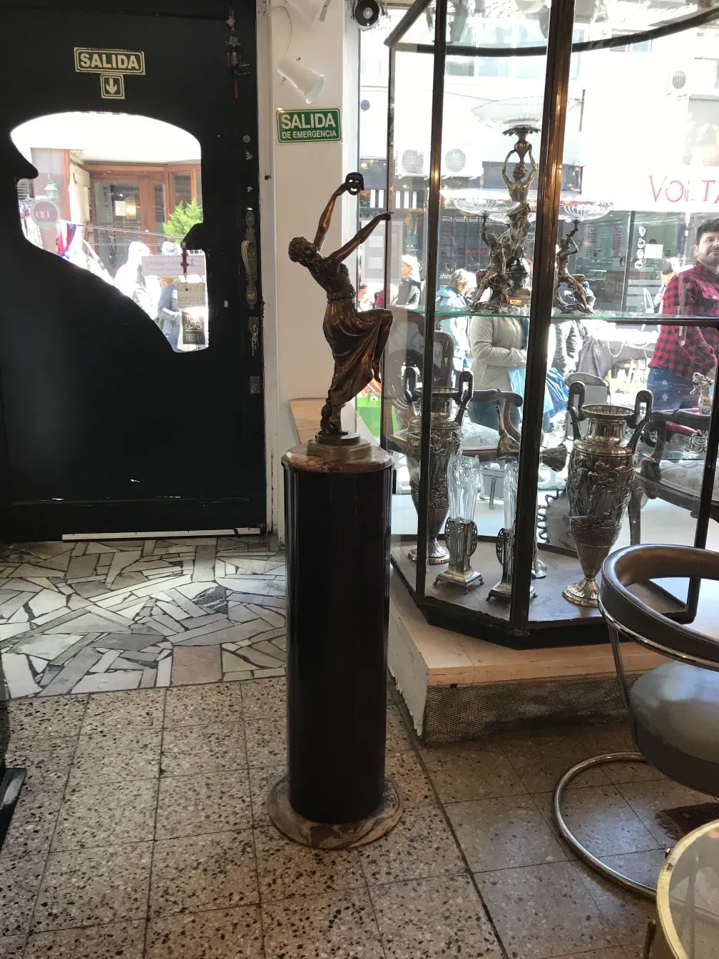 colonna decorativa antica con sculture in cima