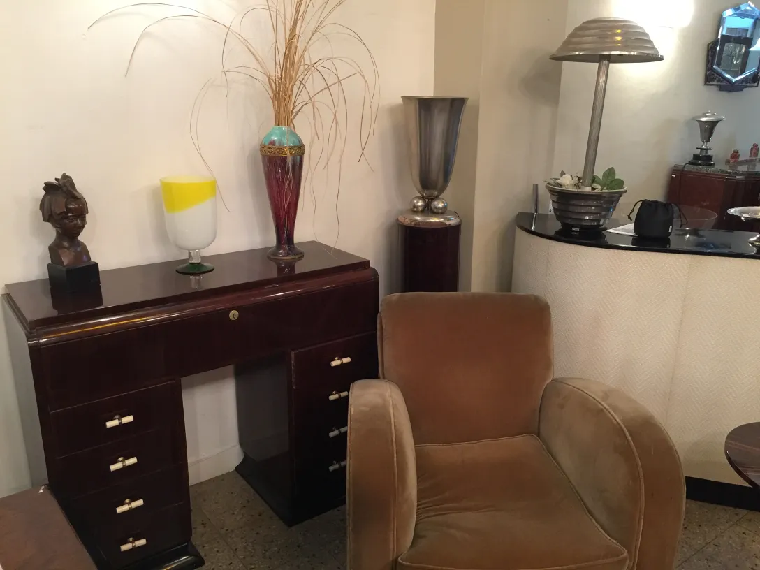 columna antigua con decoración elegante en ambiente