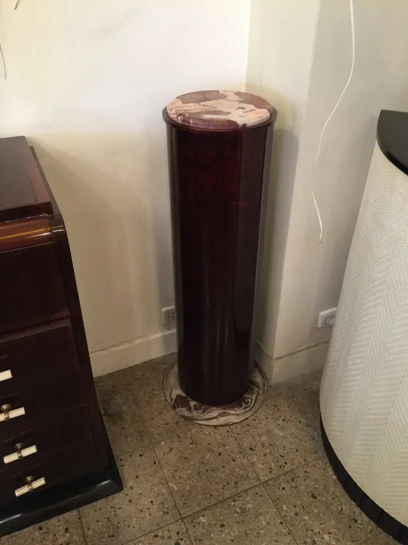 colonna antica con dettagli decorativi in cima