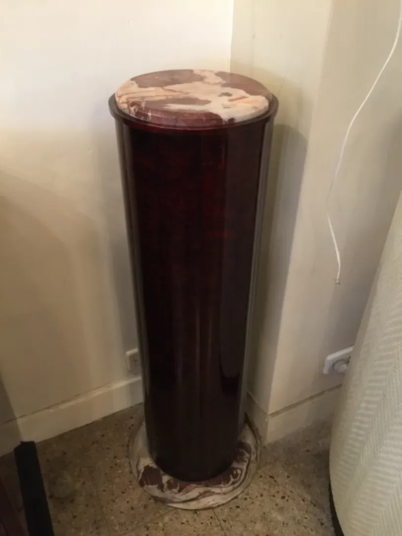 장식적인 상단과 독특한 받침대가 있는 고대 기둥