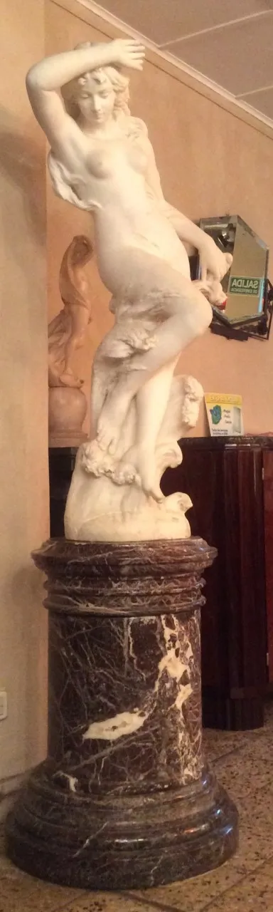 antike skulptur mit dynamischer weiblicher figur