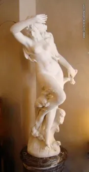 古代女性雕塑，具有细节