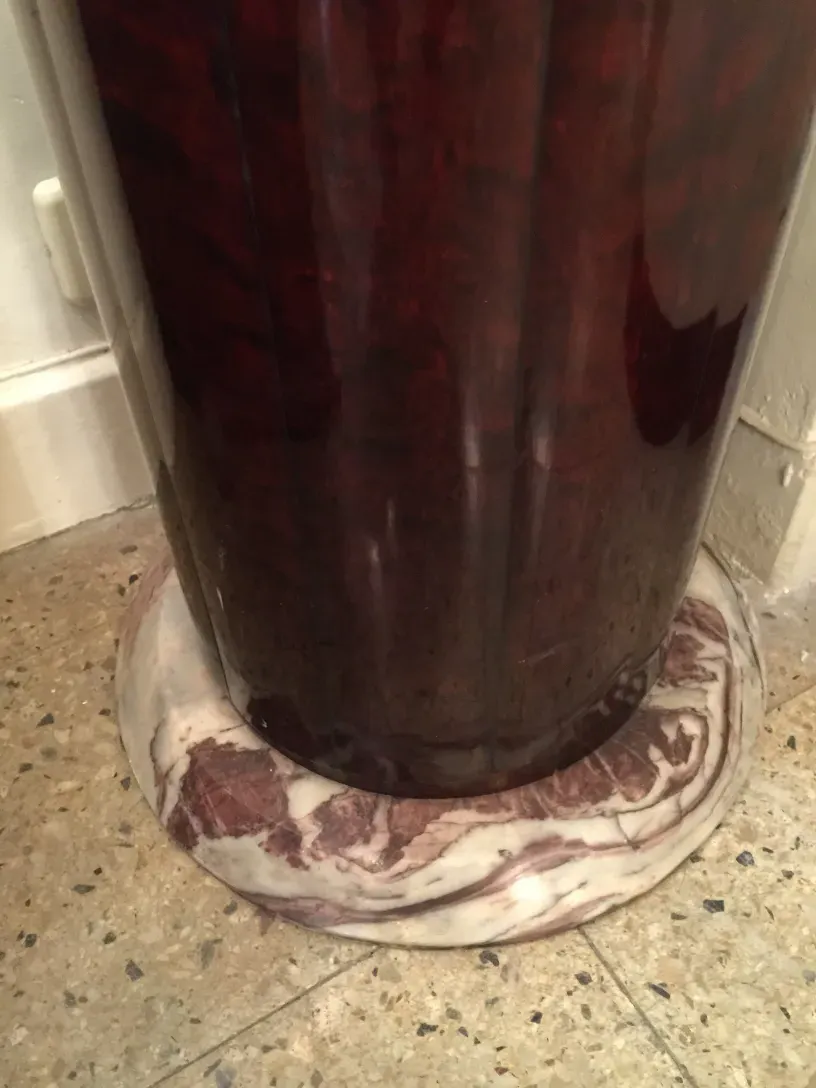 alte dunkle säule mit dekorativem sockel