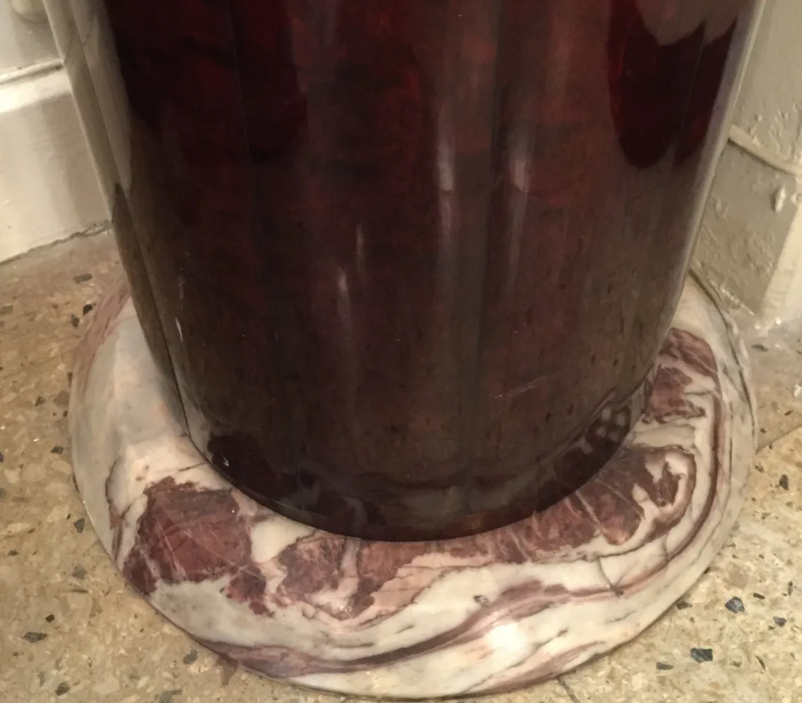 Colonne décorative ancienne dans un espace intérieur, base ronde