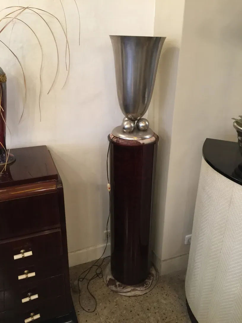 antike Säule mit eleganter Form in modernem Umfeld