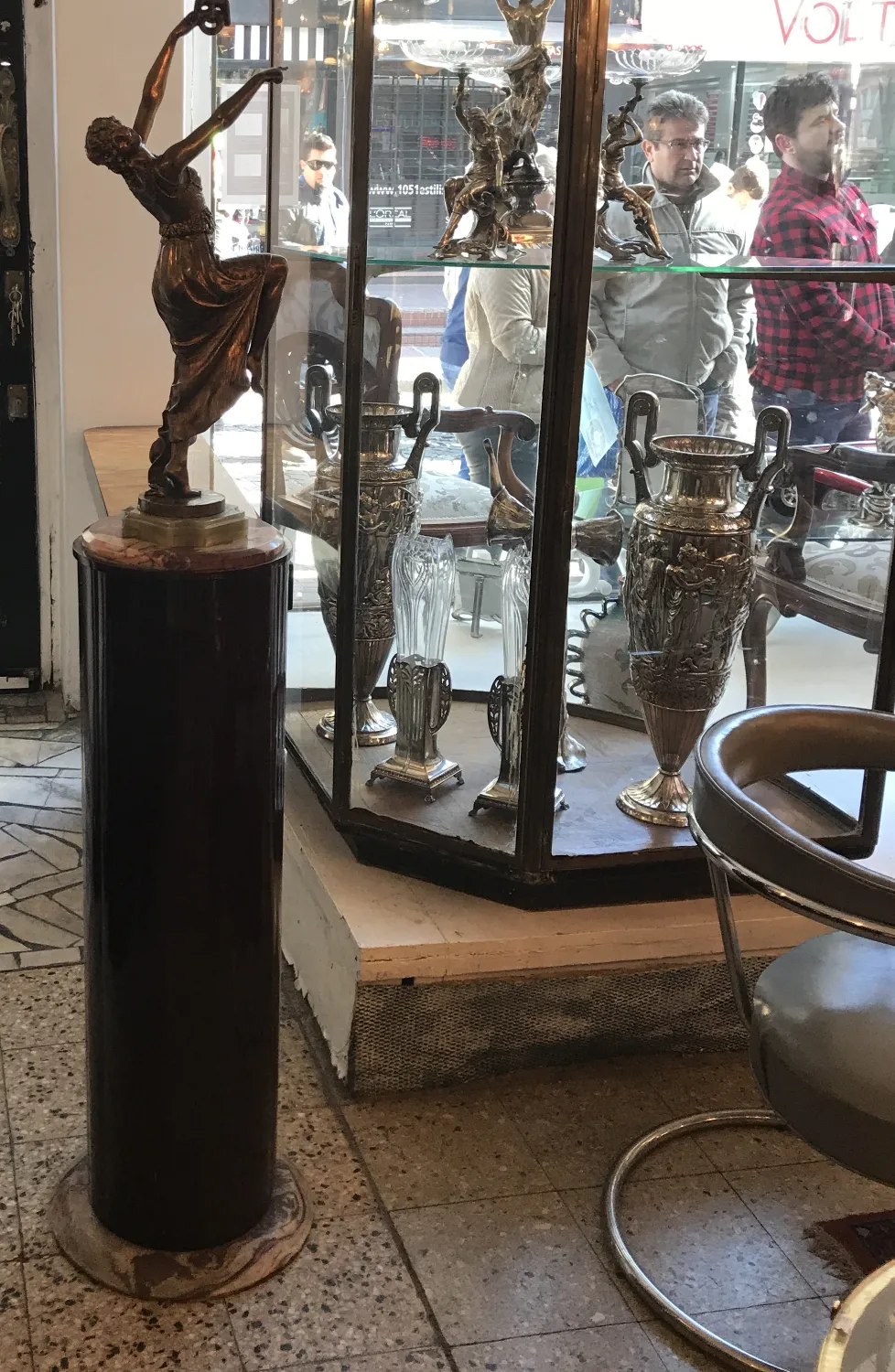 Colonne décorative ancienne dans un environnement avec vitrines