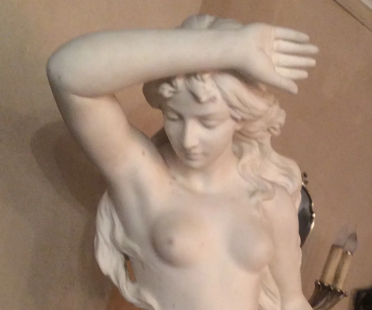 escultura antigua A. Piazza de una figura femenina con cabello ondulado