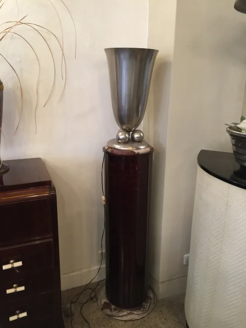 columna antigua con diseño elegante y base esférica