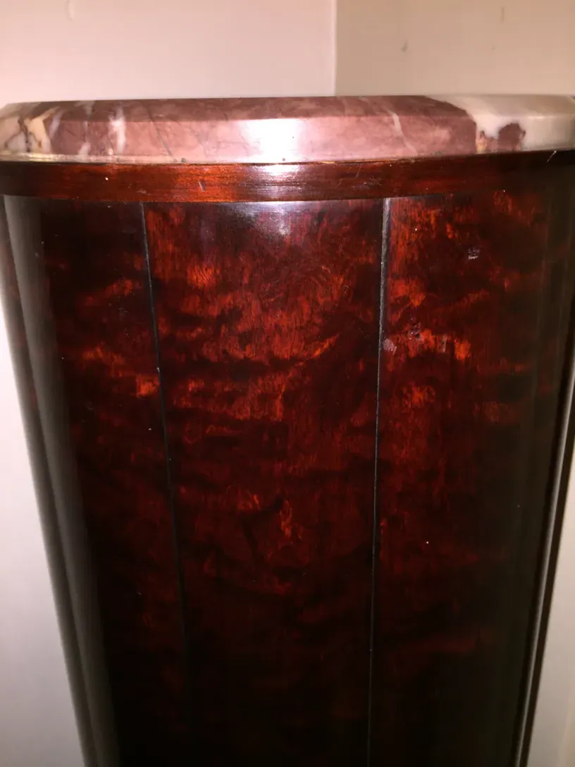 सजावटी विवरण और सुरुचिपूर्ण डिजाइन के साथ प्राचीन स्तंभ